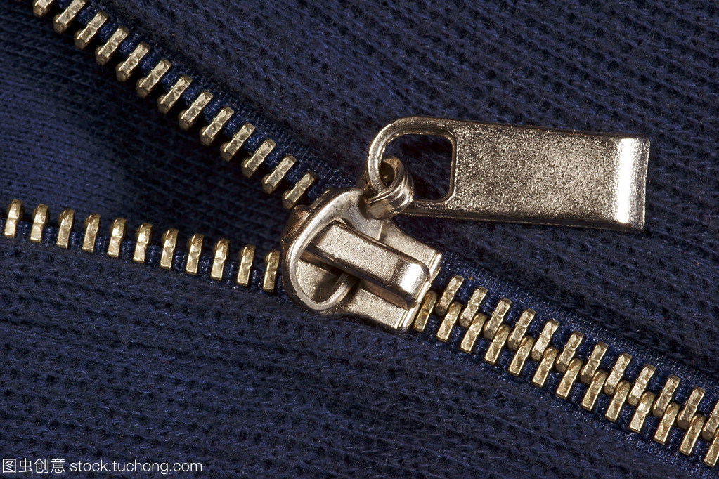 拉鏈的藍色毛衣